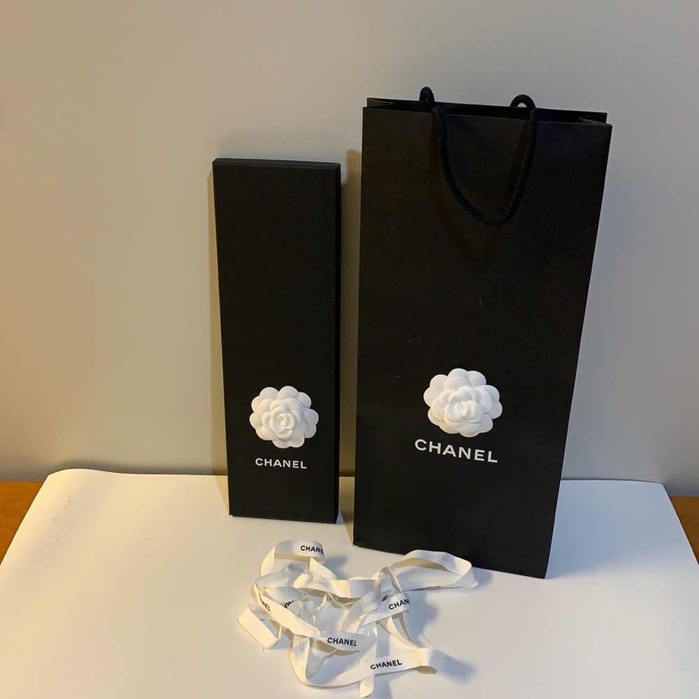 CHANEL gift set w/ribbon, flower and silk paper